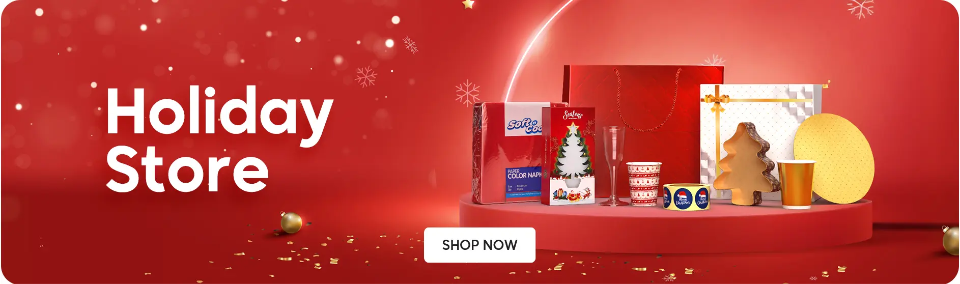 Holiday Store banner – festive red background with snowflake accents and glowing highlights. Displayed on a red podium are Hotpack holiday-themed items including Soft n Cool red napkins, Christmas gift bags, a tree-shaped baking mold, festive printed paper cups, gold-colored cups, and seasonal stickers.لافتة متجر العطلات – خلفية حمراء احتفالية مع زخارف الثلج وإضاءة متوهجة. تظهر على منصة حمراء منتجات موسمية من هوت باك تشمل مناديل سوفت آند كول الحمراء، أكياس هدايا الكريسماس، قالب خبز على شكل شجرة، أكواب ورقية مطبوعة احتفالية، أكواب ذهبية اللون، وملصقات موسمية.
